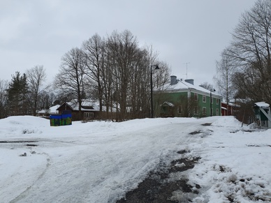 Maantien ja Nyberginpolun risteys, edempänä kuvassa oleva talo on purettu 1970-luvulla. Seuraava rakennus tiellä on VR:n kaksikerroksinen kasarmi. Kuva: Riihimäen kaupunginmuseo rephoto