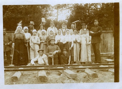 Saaremaa raudtee ehitajad Kuressaares Lootsi tänava kandis  duplicate photo