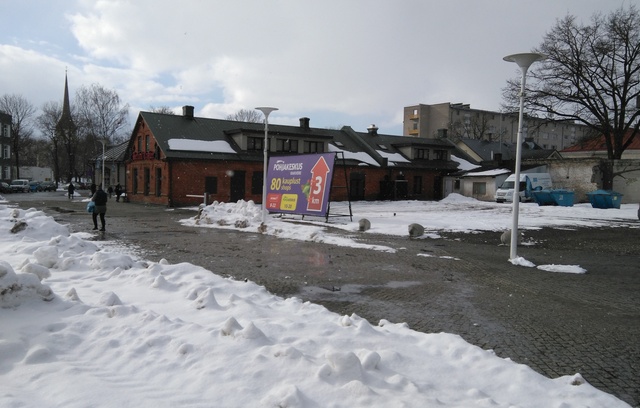 Rakvere see the row of members of the Society and the receivers of the parade. rephoto