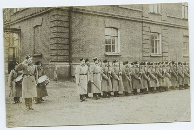 Lipu langetamiseks ülesrivistatud tsaariarmee sõdurid.  duplicate photo