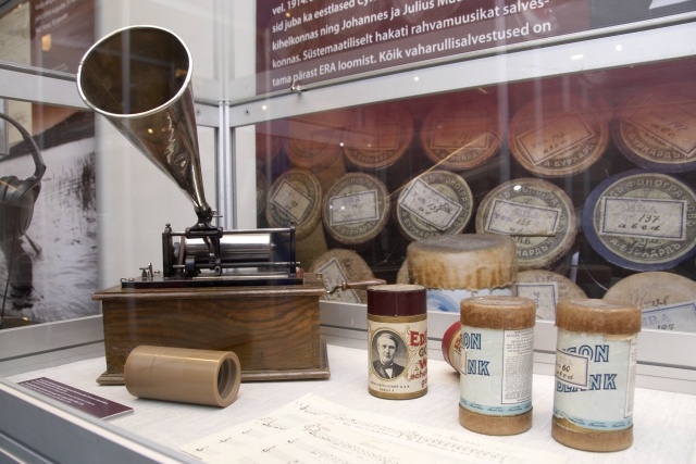 Vaade ERMi juubelinäitusele. Fonograaf ja vaharullid.
