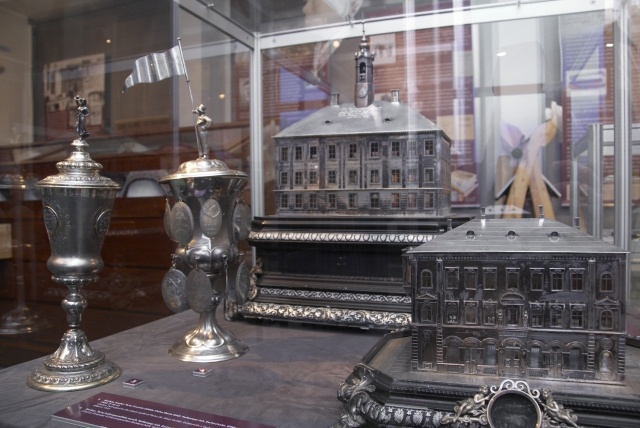 Vaade ERMi juubelinäitusele. Esemekogud, kultuuriloolised esemed D-kogus.