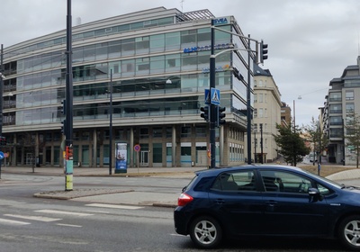 Itämerenkadun itäpään risteys, taustalla Ruoholahden silta, jota pitkin kulkee Lauttasaarenkatu (=Porkkalankatu) rephoto