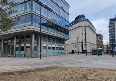 Itämerenkadun itäpään risteys, taustalla Ruoholahden silta, jota pitkin kulkee Lauttasaarenkatu (=Porkkalankatu) rephoto