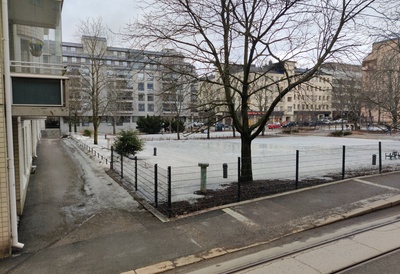 Eerikinkatu 43 - Köydenpunojankatu 13 - 15. Kuvassa on lasten leikkipuisto. rephoto