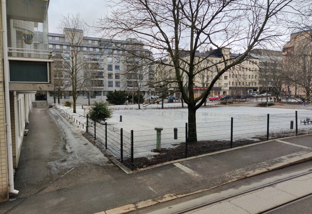 Eerikinkatu 43 - Köydenpunojankatu 13 - 15. Kuvassa on lasten leikkipuisto. rephoto