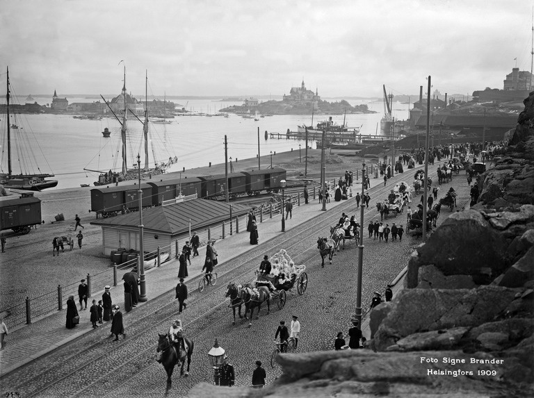 Lastenpäivä 11.5.1909 juhlakulkue Eteläsatamassa Saunakadulla  (=Laivasillankatu)