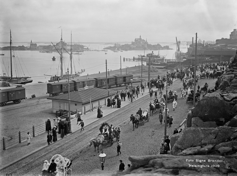 Lastenpäivä 11.5.1909, juhlakulkue  Eteläsatamassa Saunakadulla (=Laivasillankatu)