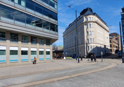 Itämerenkadun itäpään risteys, taustalla Ruoholahden silta, jota pitkin kulkee Lauttasaarenkatu (=Porkkalankatu) rephoto