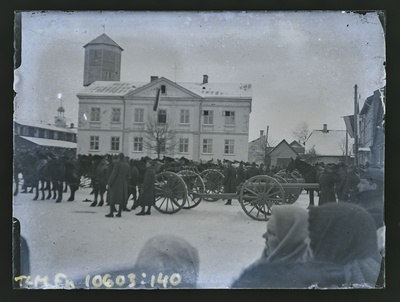 Vaade: suurtükivägi Viljandi turuplatsil  similar photo