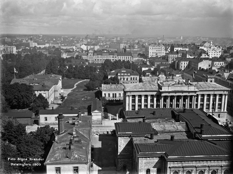 Panoraama Nikolainkirkon (nykyisen Tuomiokirkon) tornista pohjoiseen