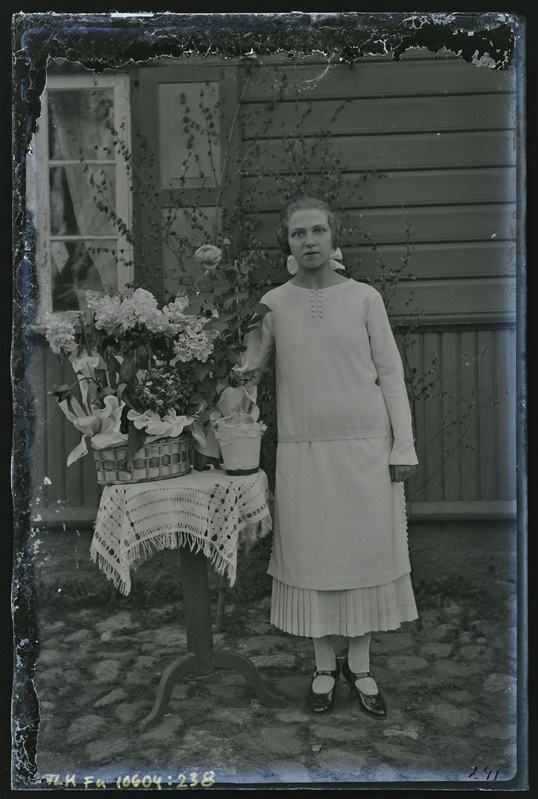 Täisportree: tundmatu naine lilledega