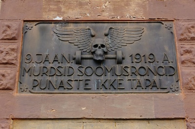 Kill the release of the memorial layer on the wall of the Tapa Railway Station rephoto