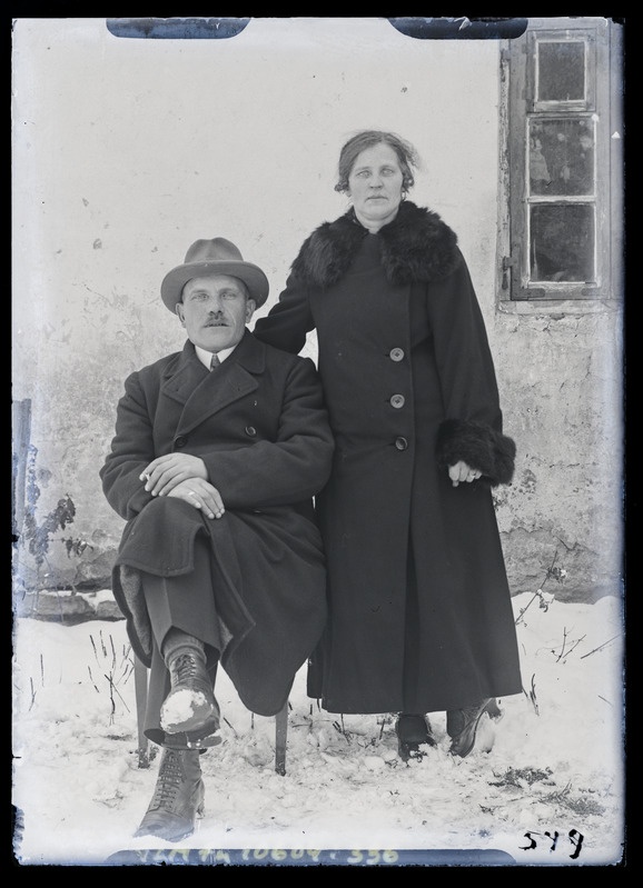Kaksikportree: naine ja mees toolil