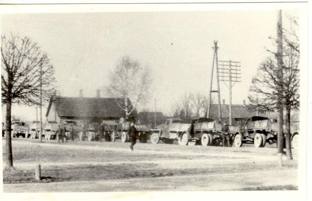 fotokoopia, Punaarmee autokolonn peale küüditamise läbiviimist 25. märtsil 1949.a. Türil