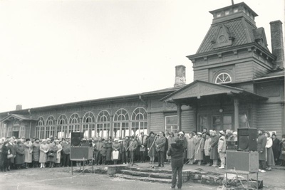 Foto. Küüditatute mälestuspäev Haapsalu raudteejaamas 25.märtsil 1989.a. Esineb Tormet.
Foto: Mihhail Naumov.  similar photo