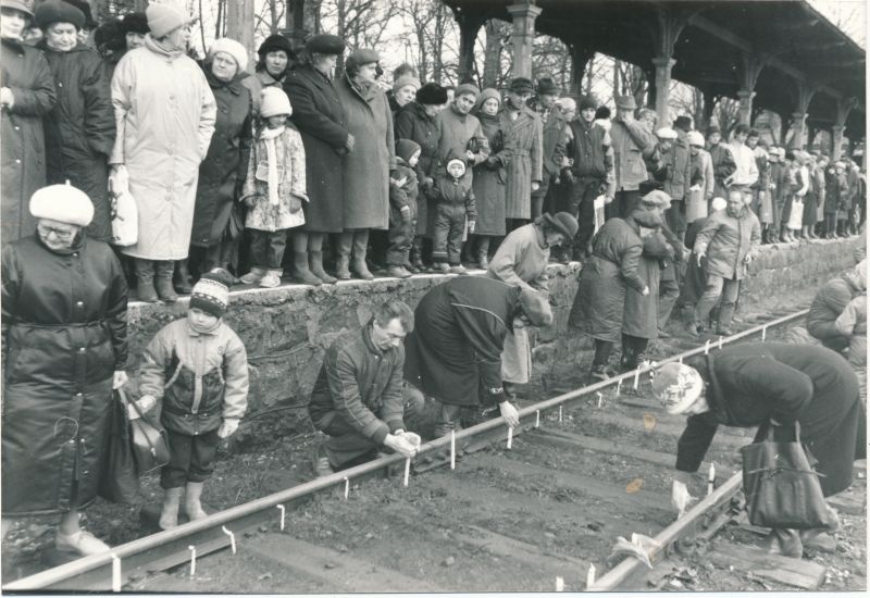 Foto. Küüditatute mälestuspäev Haapsalu raudteejaamas 25.märtsil 1989.a. Küünalde asetamine raudteerööbastele.
Foto: Mihhail Naumov.