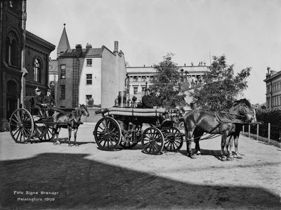 Pääpaloaseman piha, Korkeavuorenkatu 26. Raskas höyryruisku vuodelta 1896 letkurattaineen.  similar photo
