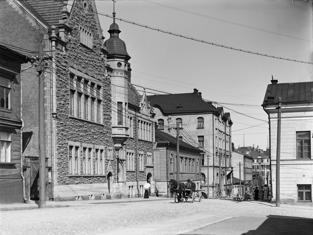 Uusmaalaisen osakunnan (Nylands Nation) Karl Hård af Segerstadin suunnittelema ja vuonna 1901 valmistunut osakuntarakennus Kasarmikadulla.