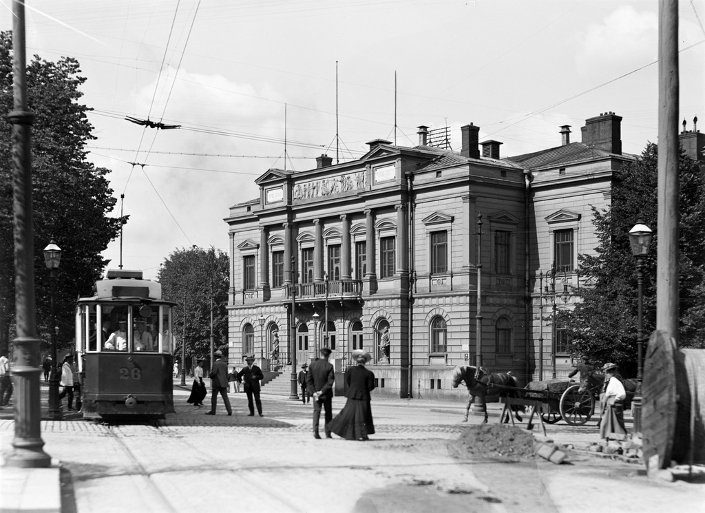 Ylioppilastalo ja Raitiotietori.