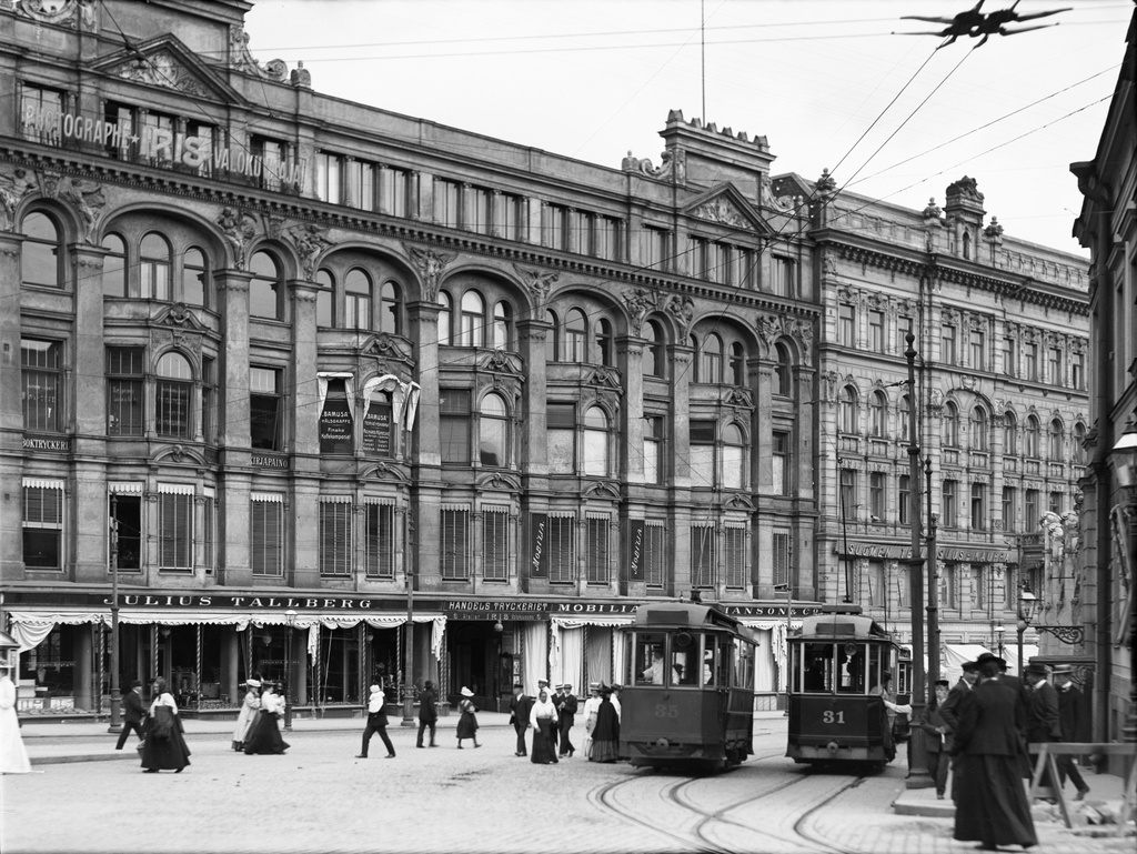 Tallbergin talo Aleksanterinkadun länsipään Raitiotietorilla.