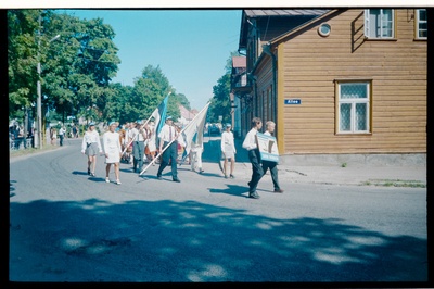 Saaremaa Ühisgümnaasiumi vilistlaste kokkutuleku rongkäik Allee tänaval  similar photo