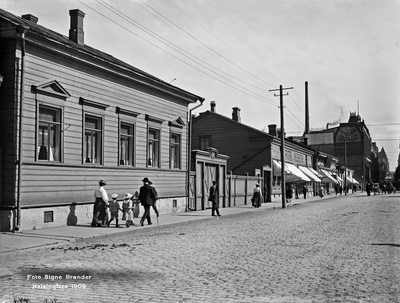 Mikonkatu 15, 13, 11, 9.  Nykyinen Kaisaniemenkatu puhkaistu Mikonkatu 15:n kohdalta.  duplicate photo