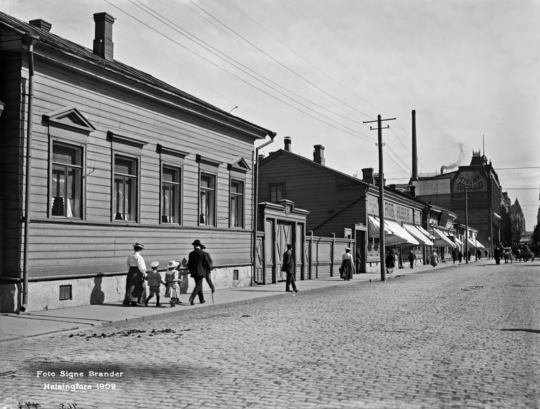 Mikonkatu 15, 13, 11, 9.  Nykyinen Kaisaniemenkatu puhkaistu Mikonkatu 15:n kohdalta.