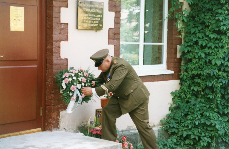 Aleksander Kuuskraa mälestustahvli avamine Iisaku Muuseumi maja seinale 2.9.2000, Kalev Pärn Kaitseliidust