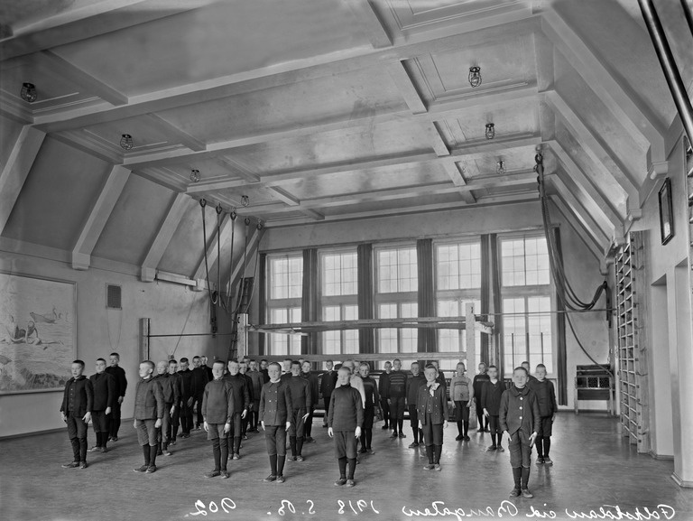 Ruotsinkielinen kansakoulu (Cygnaeusskolan), Ratakatu 8.  Oppilaita voimistelutunnilla juhlasalissa.