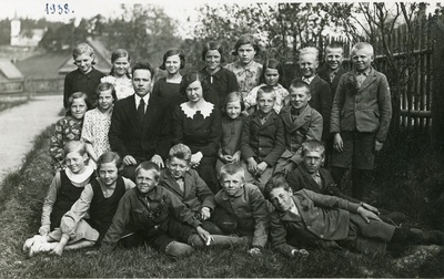 1938. a. Iisaku kooli õpilased, õpetajad Aleksander Kuuskra ja Liisa Langovits  duplicate photo