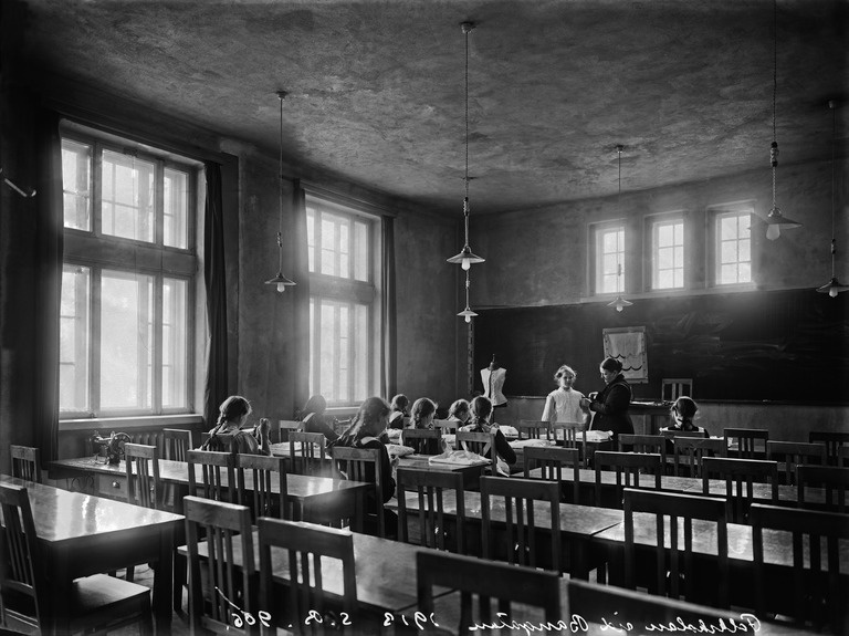 Ruotsinkielinen kansakoulu (Cygnaeusskolan), Ratakatu 8.  Ompeluopetusta.