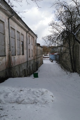 The bright teapot stands next to the house in Rakvere. rephoto