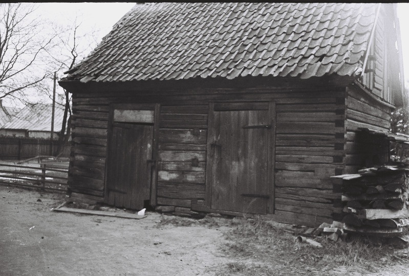 Negatiiv. Koidula muuseumi õu