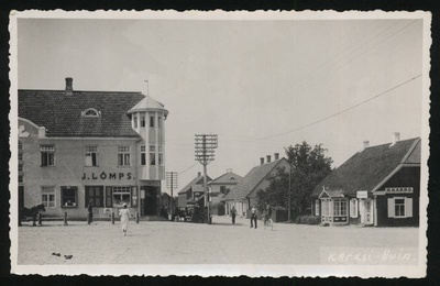 fotopostkaart, Karksi khk, Karksi-Nuia, keskväljak, Pärnu mnt, J. Lõmpsi ja M. Karro kauplused, u 1935  duplicate photo