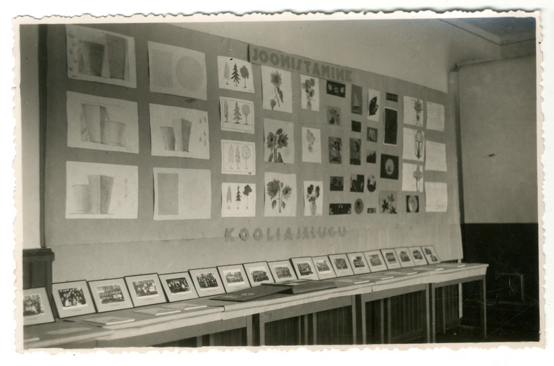 Foto. Näitus Pärnu Kaubanduskoolis