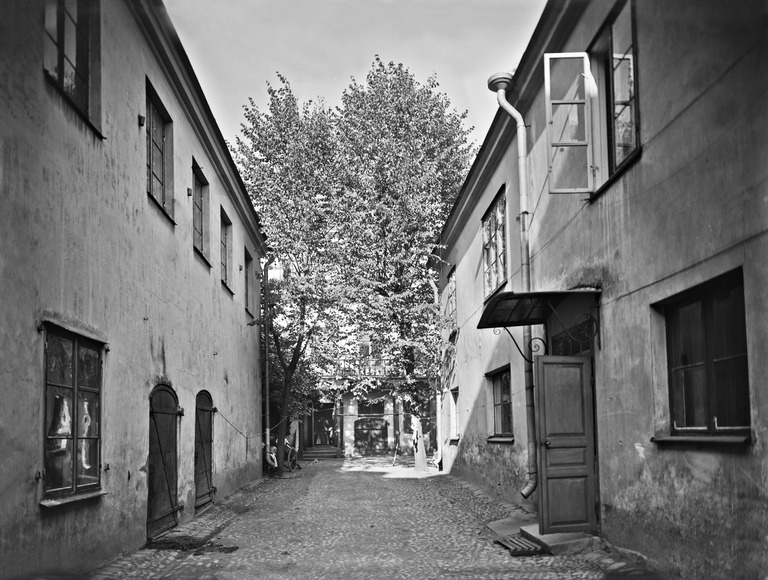 Aleksanterinkatu 14 (Brummerin talo) pihan puolelta