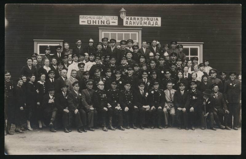 fotopostkaart, Karksi khk, Karksi-Nuia, vabatahtlike tuletõrjeühingu ja rahvamaja hoone, grupp tuletõrjega seotud inimesi, u 1930