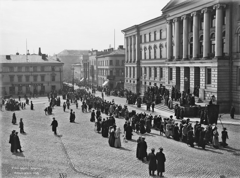 Työläisten vappukulkue Senaatintorilla.