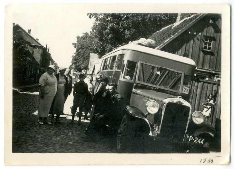 Foto. Bussiekskursioon Lõuna-Eestisse. Väljasõit Pärnust