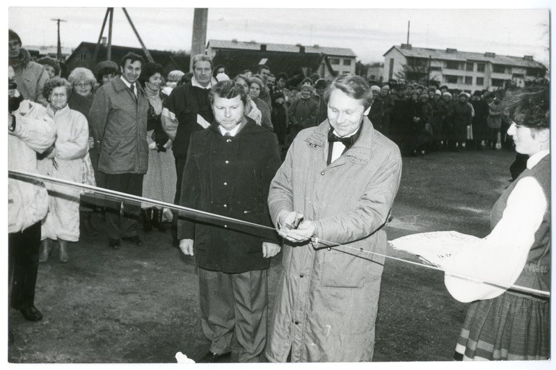 Foto. Valge Hotelli avamine Häädemeestel