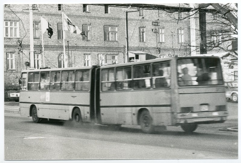 Foto. Linnaliini buss Pärnu kesklinnas