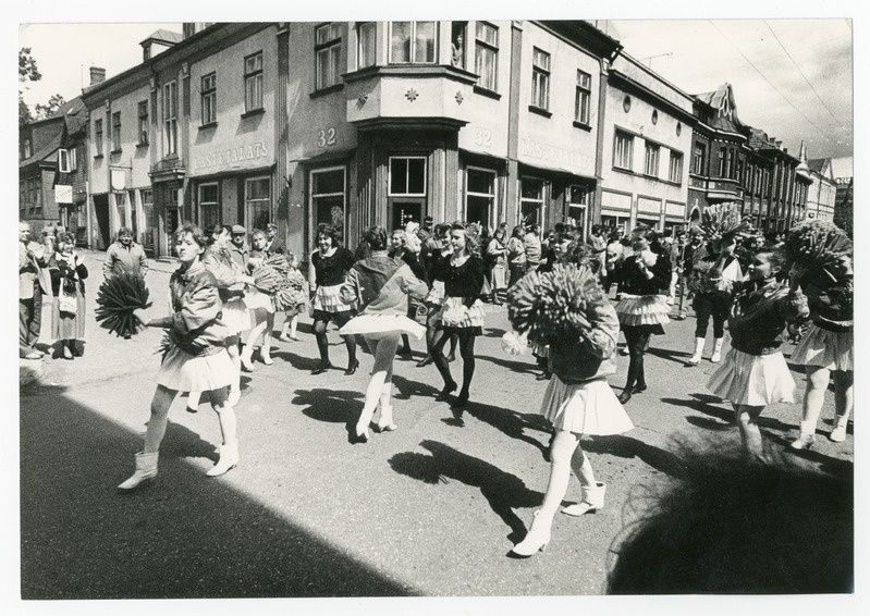 Foto. Tantsijad Rüütli tänaval