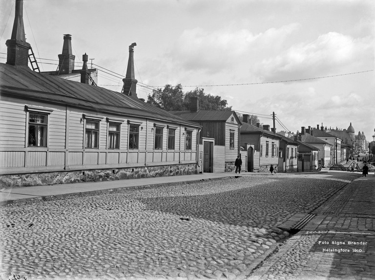 Antinkatu (= Lönnrotinkatu ) 43, 41, 39, 37.