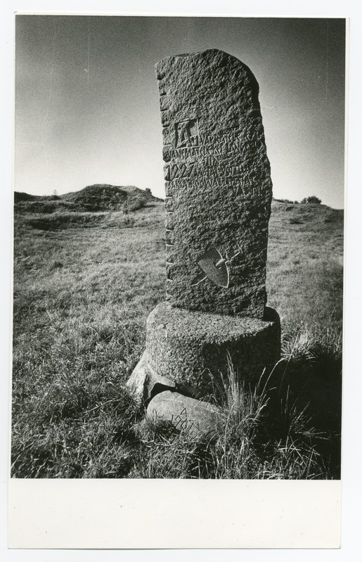 Foto. Mälestussammas Muhu maalinnas