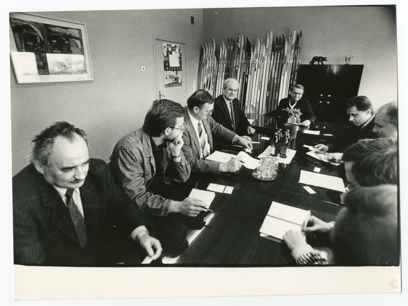 Foto. Nõupidamine suusavabrikus