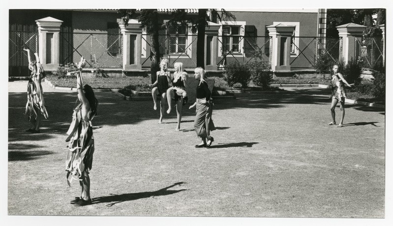 Foto. Tantsijad Steineri aias