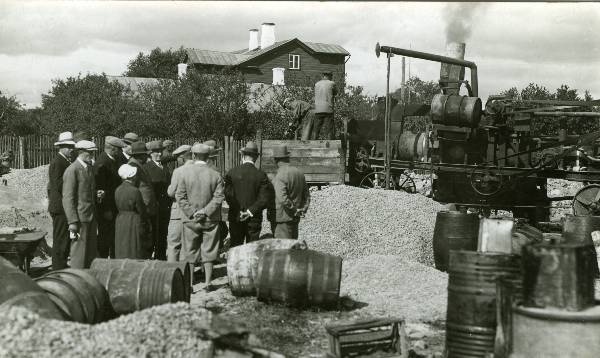 Raadi kruusaauk. Raadi kruusaauk  ( võeti kasutusele 1925) oli  Vidrik Särg ja Poeg tsemendisaaduste tööstuse ja ehituse a/s "Betoon" valduses. 
Asus Narva mnt. ääres Peetri kiriku taga.
Tartu, 1920. ja 1930.aastad.