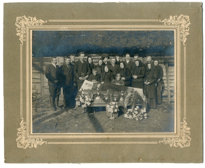 Foto kartongalusel. Eva Andrea matused 1914. aastal