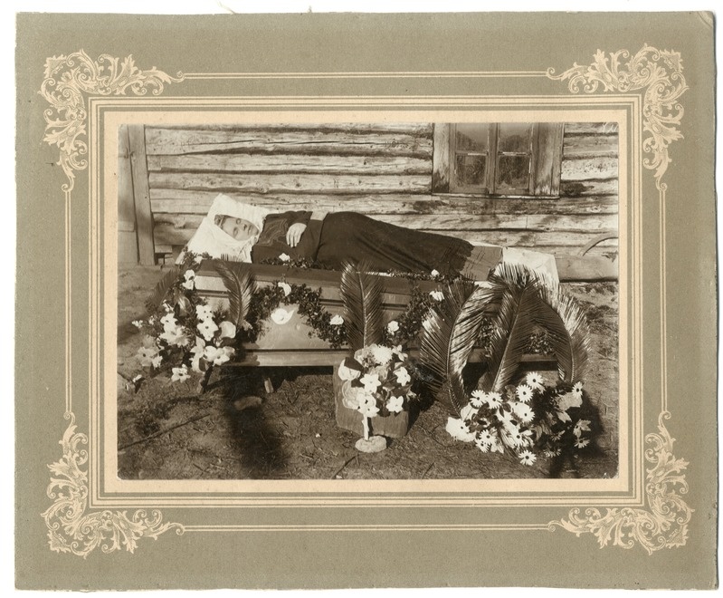 Foto kartongalusel. Eva Andrea matused 1914. aastal